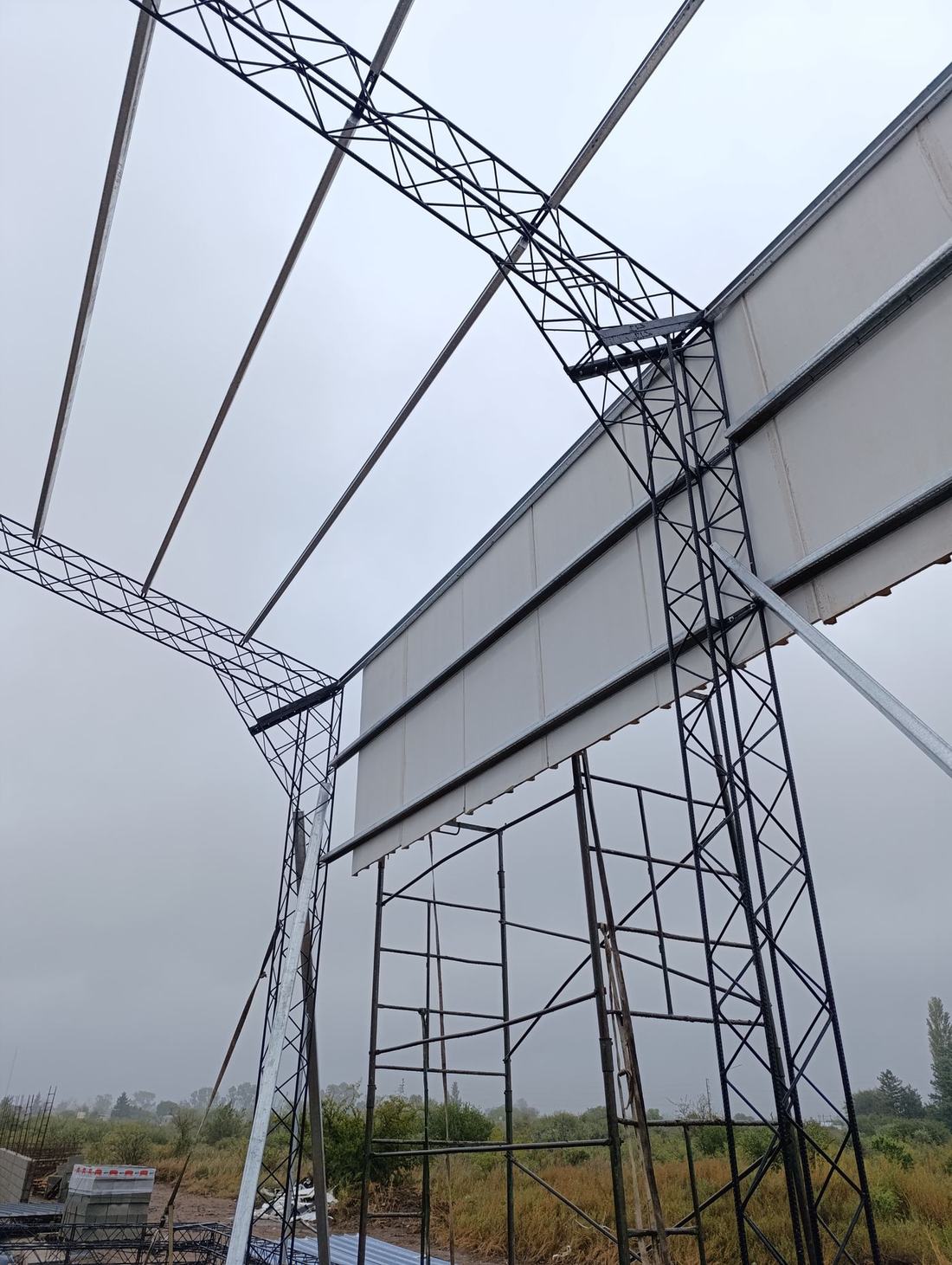 Montaje de la estructura metálica del galpón