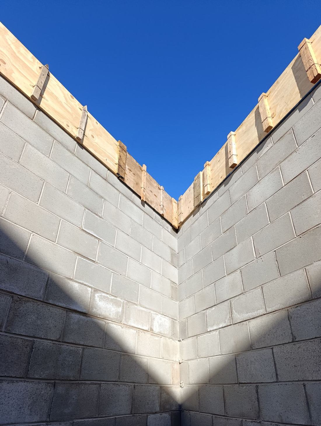 Muro de bloques de hormigón con encofrado del encadenado
