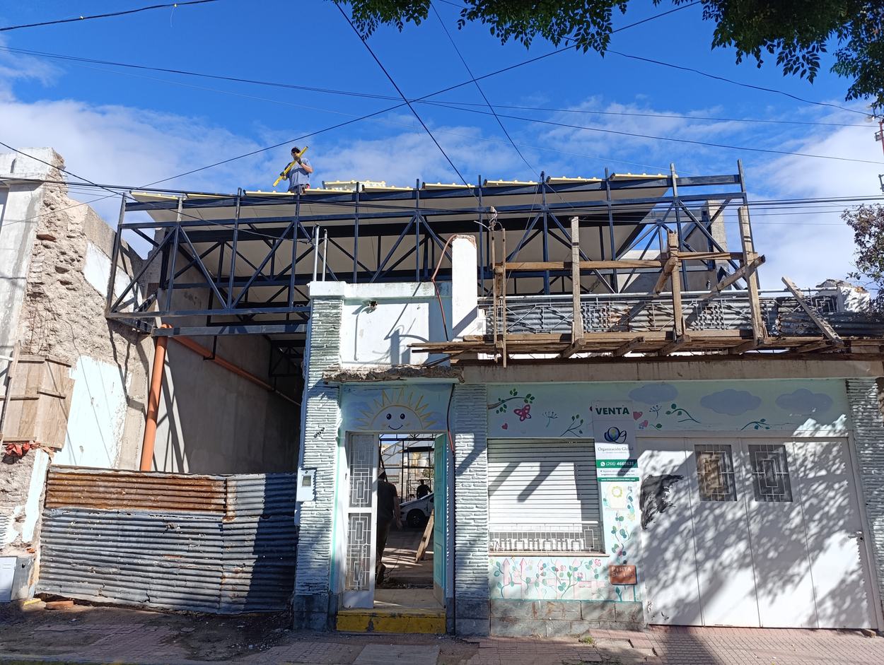Demolición de la casa antigua y montaje de la estructura metálica