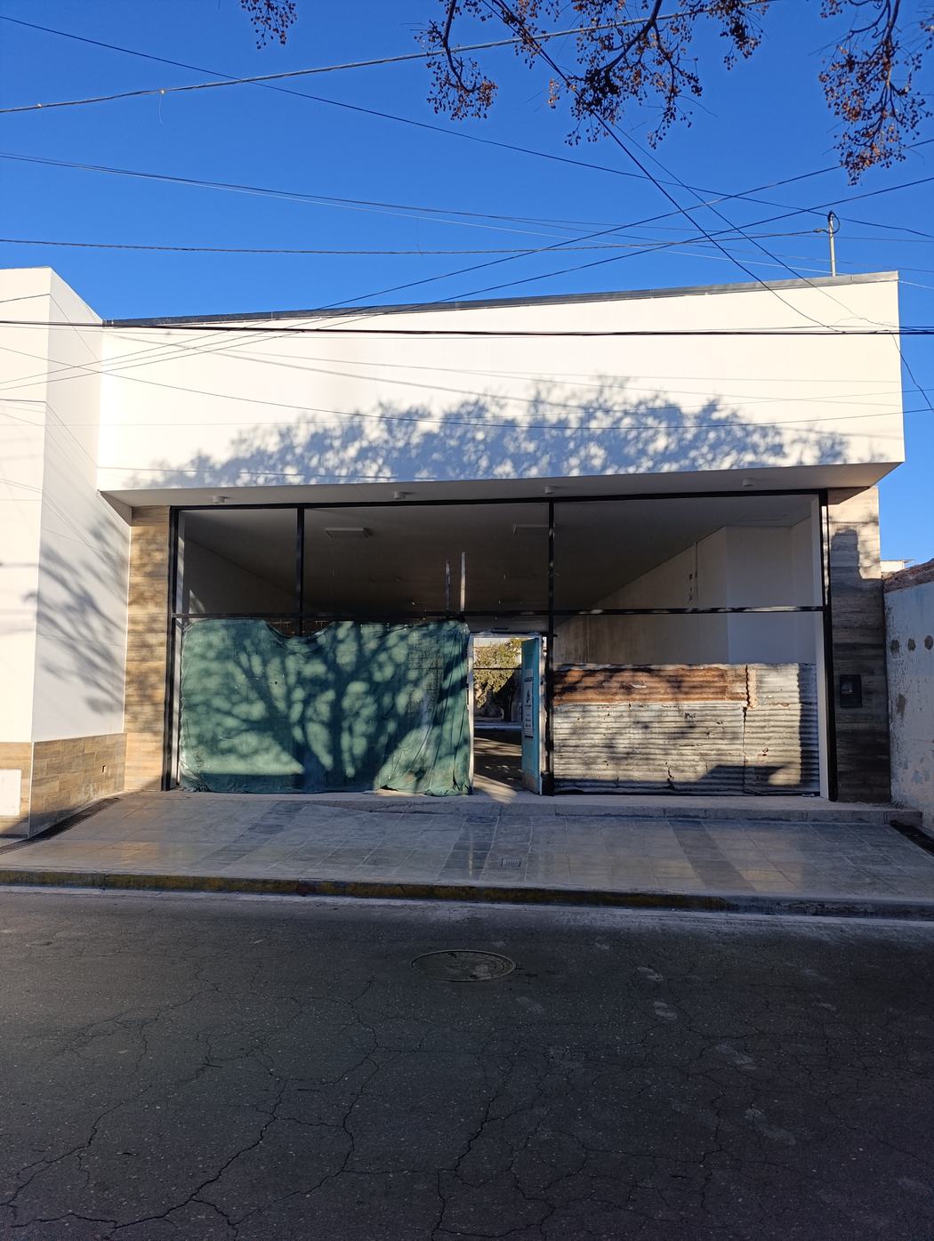 Fachada terminada del local comercial con frente vidriado