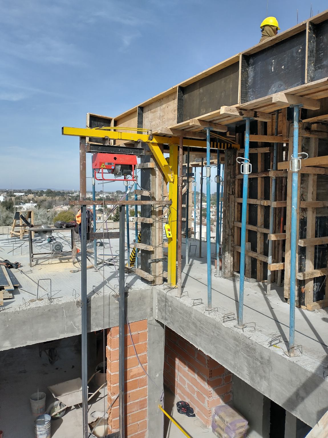Encofrado de losa y tabiques en altura durante la obra